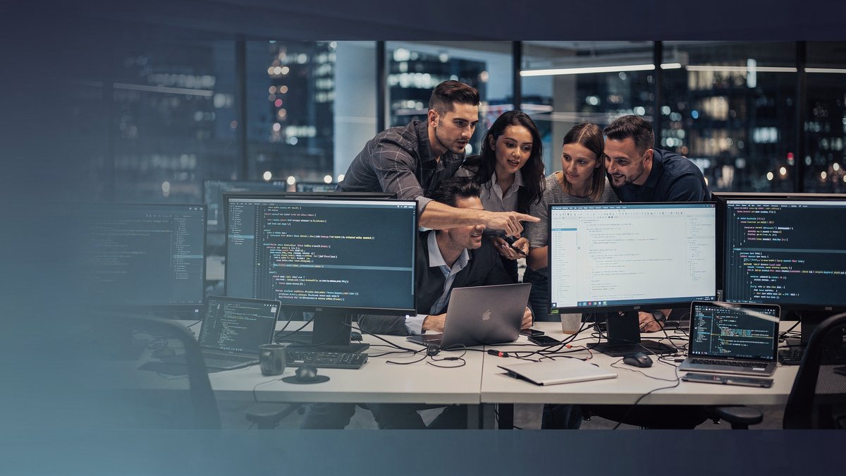 Equipe de desenvolvedores de software trabalhando em escritório tech moderna