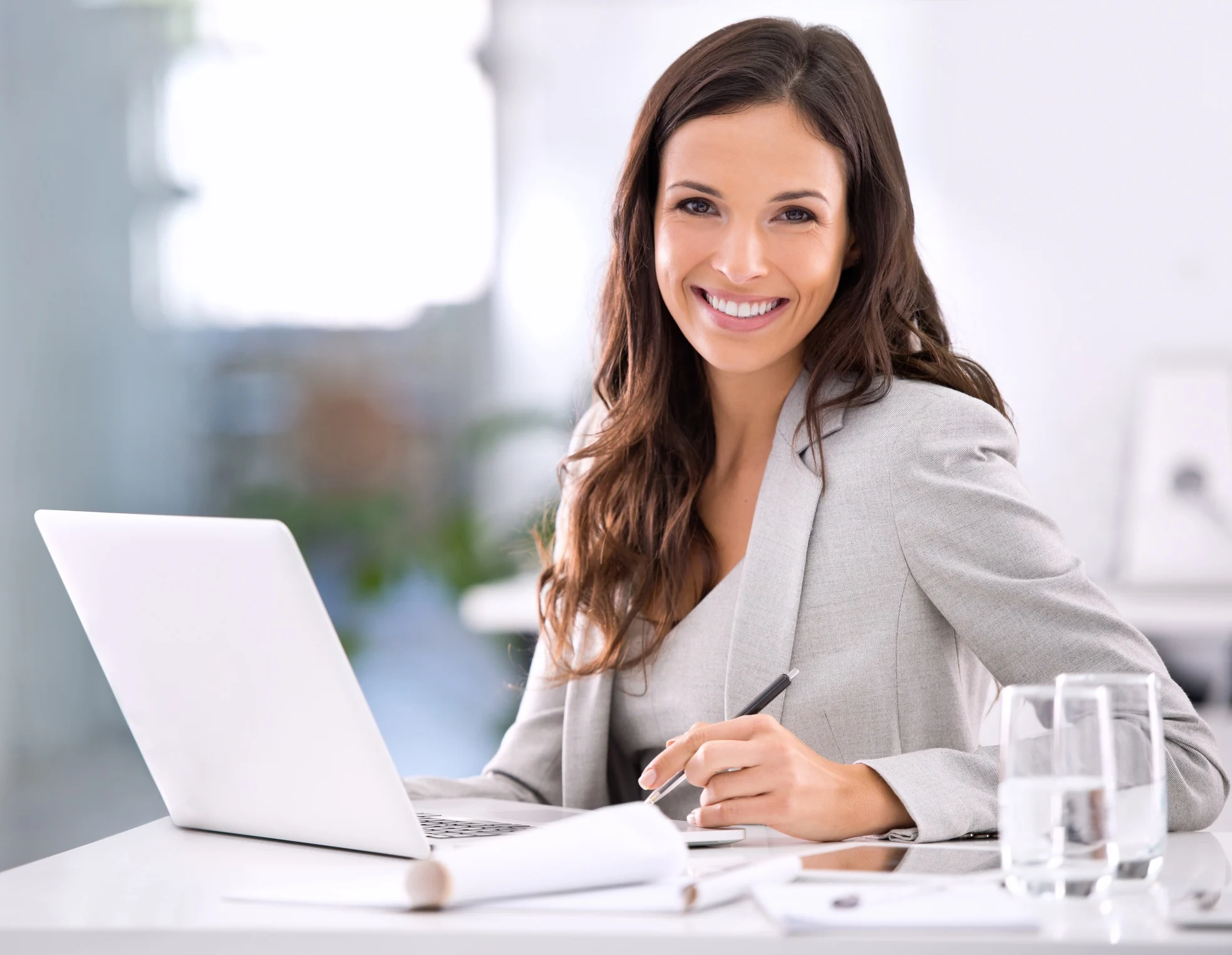 Secretária organizando agenda e documentos no escritório